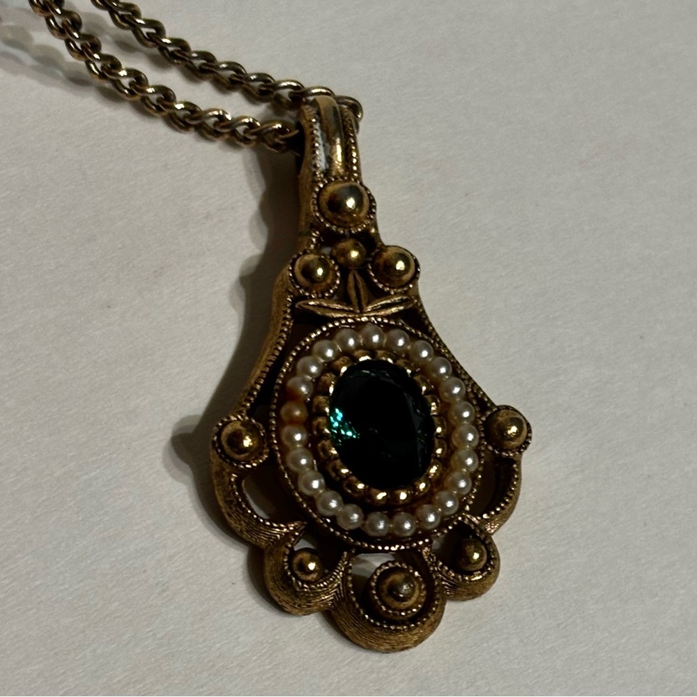 Avon Versailles Emerald Green Faux Seed Pearls Gold Tone Pendant Necklace 22”